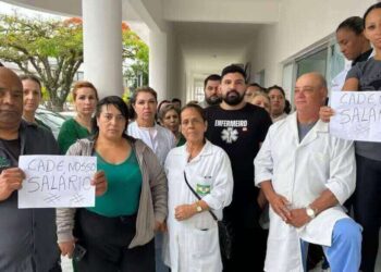 Funcionários protestam contra salários atrasados no Hospital de Camboriú