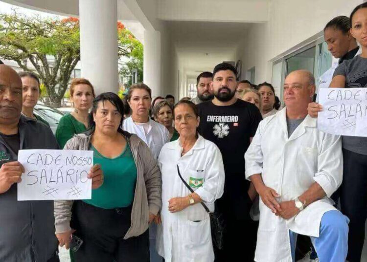 Funcionários protestam contra salários atrasados no Hospital de Camboriú