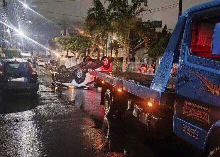 Motorista bêbado perde o controle, atinge veículos de luxo e capota na madrugada em BC