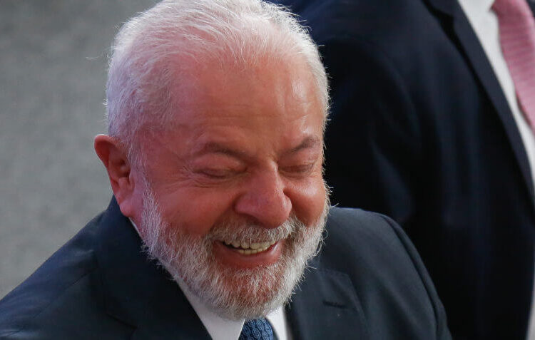 Lula assina indulto de Natal e exclui presos do 8 de janeiro e delatores
