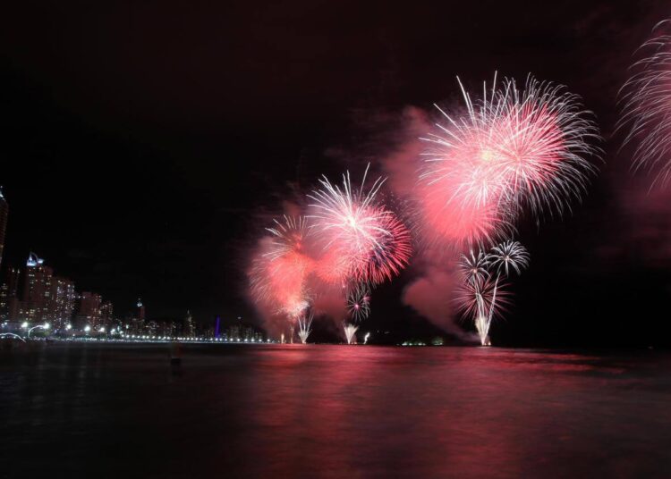 Balneário Camboriú realiza teste do show de fogos do Réveillon nesta sexta-feira