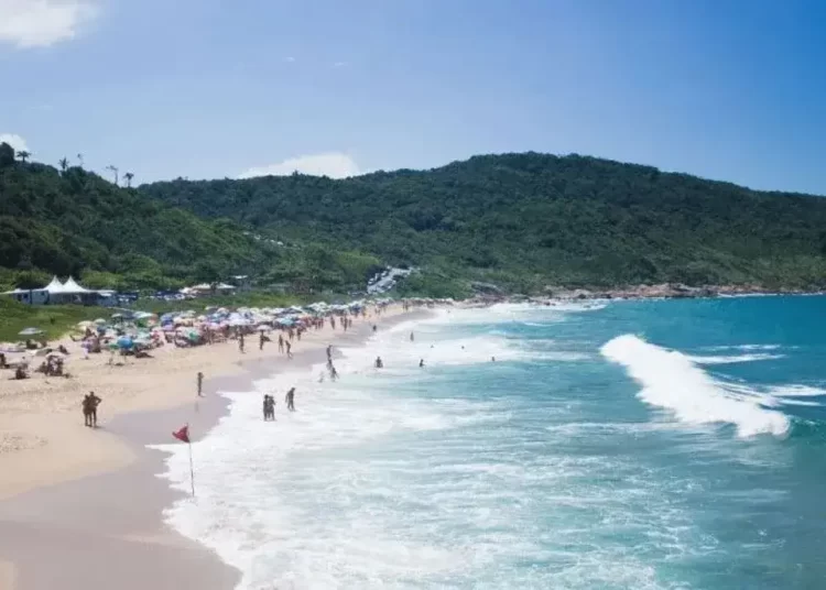 Balneário Camboriú proíbe naturismo em todas as praias do município