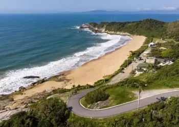 Prefeita decide acabar com naturismo na Praia do Pinho em Balneário Camboriú