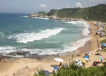 Polícia reforça fiscalização contra nudismo em Balneário Camboriú