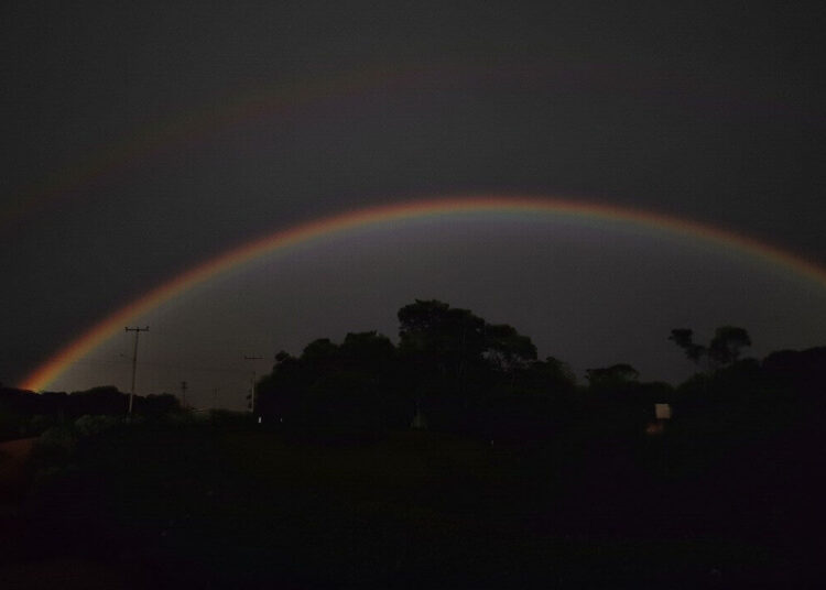 Arco-íris à noite? Fenômeno raro encanta moradores de Santa Catarina