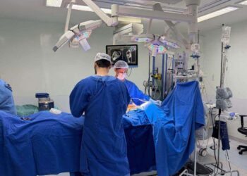 Criança paraplégica pode voltar a andar após cirurgia inédita em hospital de Florianópolis