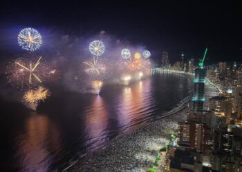 Mais de um milhão de pessoas recebem 2026 em grande festa na orla de Balneário Camboriú