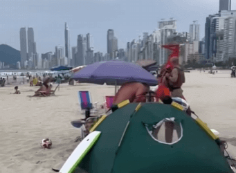 Fiscalização da PM remove barracas e coíbe som alto na Praia Central de BC