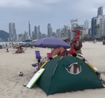 Fiscalização da PM remove barracas e coíbe som alto na Praia Central de BC