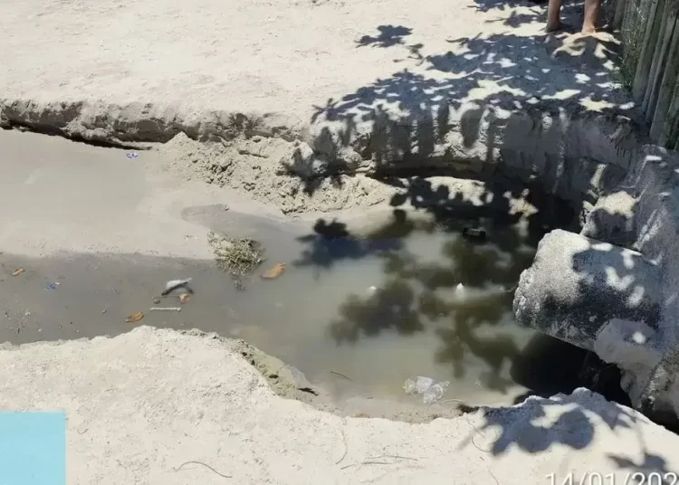 Despejo de esgoto é constatado em praia de Itapema