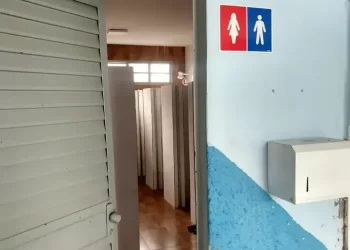 Governador de SC sanciona lei que proíbe banheiros unissex em escolas