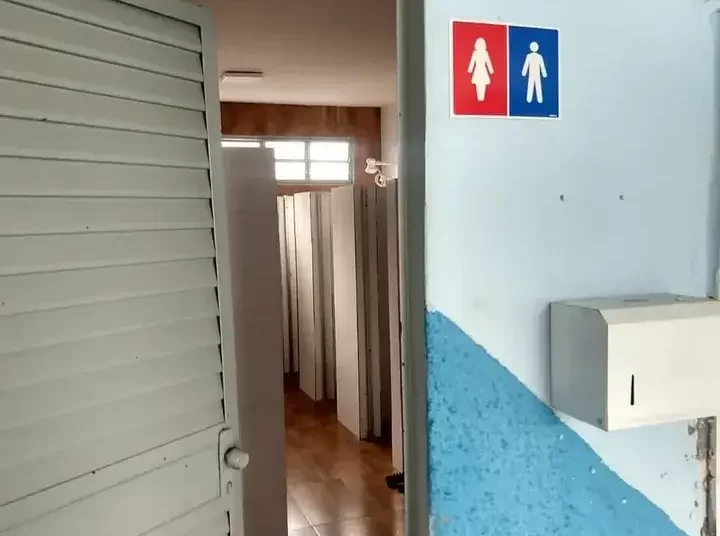 Governador de SC sanciona lei que proíbe banheiros unissex em escolas