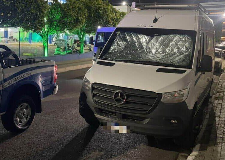Motorhome argentino é apreendido em Balneário Camboriú após deixar cães presos no interior do veículo