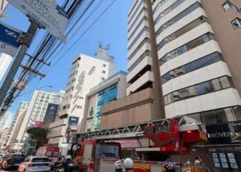 Trabalhador sofre queda em obra de reforma no Centro de Balneário Camboriú