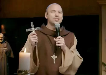 Show de Frei Gilson é confirmado em Navegantes e deve reunir multidão