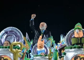 Irmão de Bolsonaro entra com ação judicial contra desfile que homenageou Lula