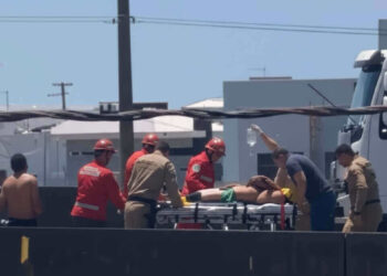 Homem foge mesmo algemado após quebrar vidro de viatura e acaba atropelado na BR-101