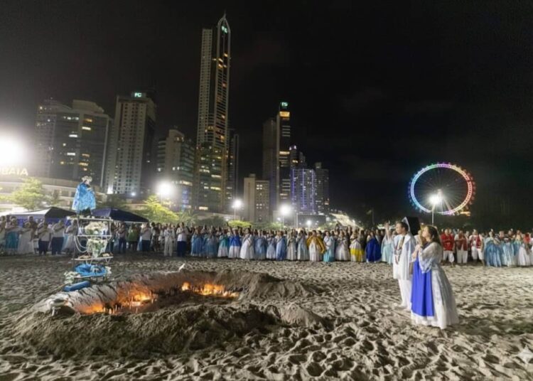 Festa de Iemanjá acontece na Praia Central de Balneário Camboriú neste domingo