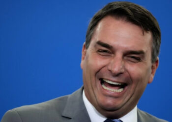 Flávio Bolsonaro dispara: “A partir de 2027, vou aposentar o Lula”