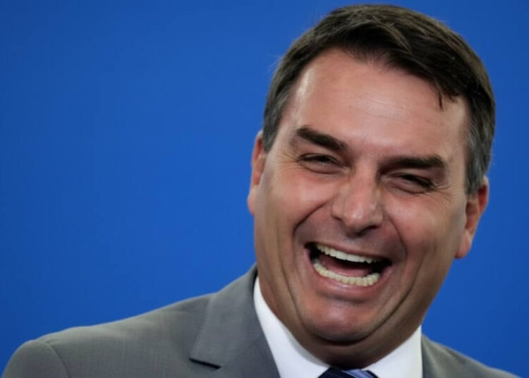 Flávio Bolsonaro dispara: “A partir de 2027, vou aposentar o Lula”