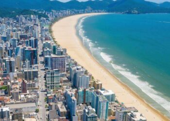 Itapema prepara obra histórica de alargamento da faixa de areia em Meia Praia