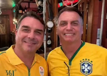 Flávio Bolsonaro diz que prisão domiciliar de Bolsonaro tem “grandes chances de prosperar” após parecer da PGR