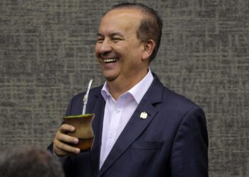 Pesquisa aponta reeleição de Jorginho Mello no 1º turno em Santa Catarina