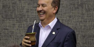 Pesquisa aponta reeleição de Jorginho Mello no 1º turno em Santa Catarina