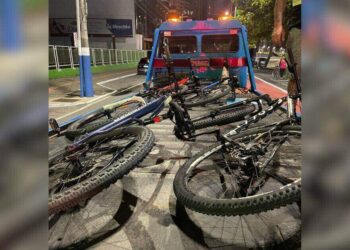 Manobras arriscadas terminam com bicicletas apreendidas em Balneário Camboriú