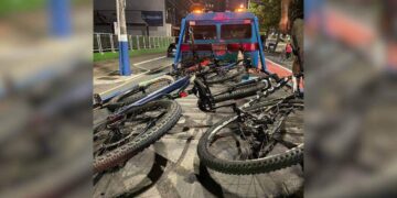 Manobras arriscadas terminam com bicicletas apreendidas em Balneário Camboriú