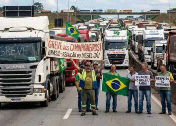 Greve dos caminhoneiros em SC ganha força e paralisa carregamentos