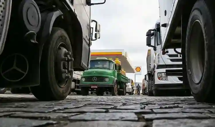Governo aperta regras e greve dos caminhoneiros é cancelada