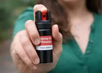 Santa Catarina aprova lei que garante spray de pimenta para mulheres com medida protetiva