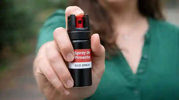 Santa Catarina aprova lei que garante spray de pimenta para mulheres com medida protetiva