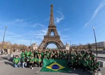 Funcionários da Havan realizam sonho de viajar para Paris com tudo pago