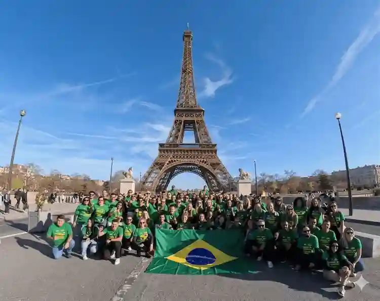 Funcionários da Havan realizam sonho de viajar para Paris com tudo pago