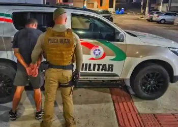 Homem condenado por matar bebê é preso após assassinar o próprio irmão em Balneário Camboriú