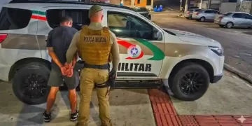 Homem condenado por matar bebê é preso após assassinar o próprio irmão em Balneário Camboriú