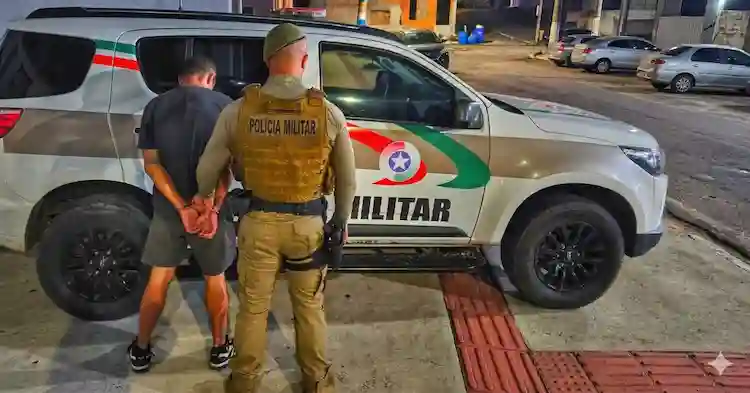 Homem condenado por matar bebê é preso após assassinar o próprio irmão em Balneário Camboriú