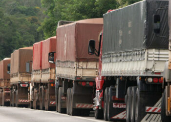 Após aumento do diesel, caminhoneiros organizam paralisação em SC