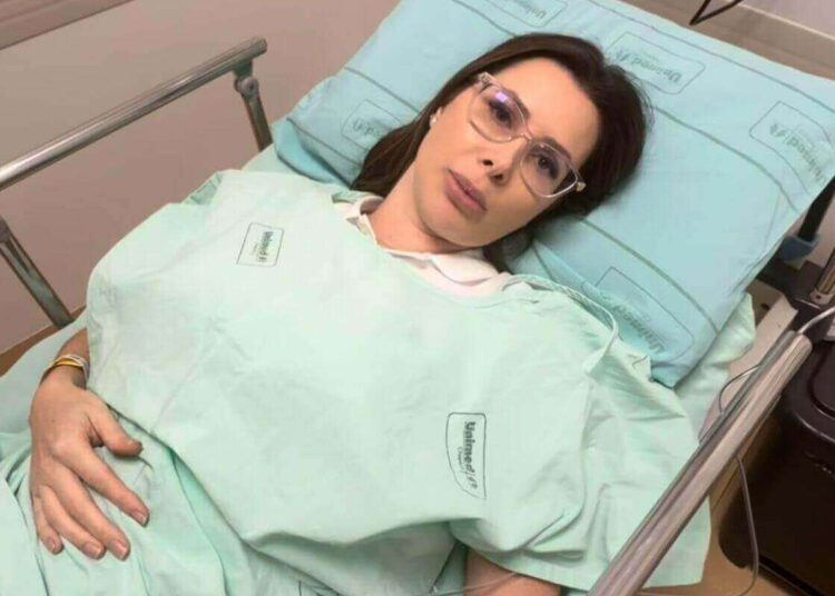 Deputada Caroline de Toni é internada às pressas após ser atacada por cão