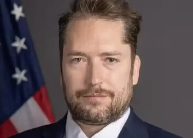 Assessor de Trump é autorizado a visitar Bolsonaro na prisão, decide Moraes.