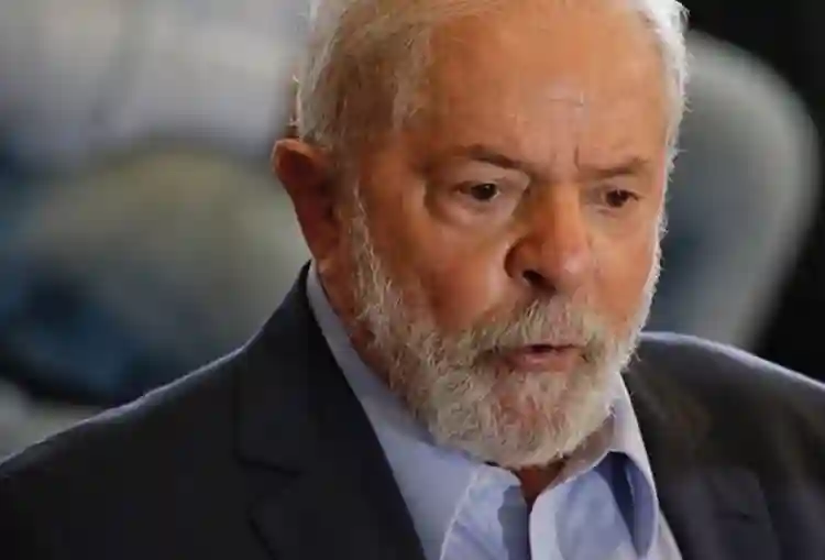 Lula confirma candidatura à reeleição e faz discurso contra extrema-direita