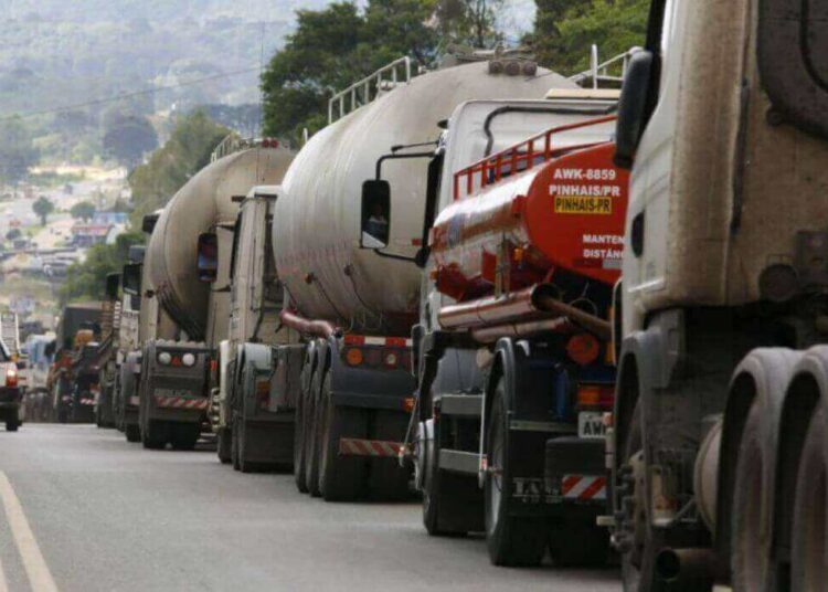 Gasolina mais cara? Procon entra em ação e notifica postos em Balneário Camboriú