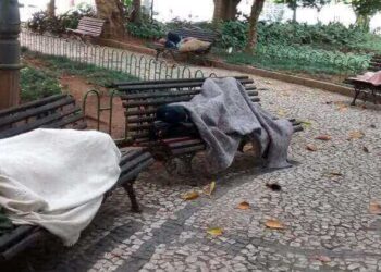 Moradores de rua que recusarem emprego podem ter Bolsa Família bloqueado em Florianópolis