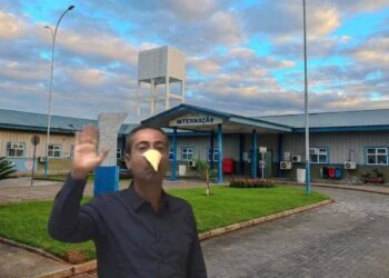 Vereador surge com “nariz de Pinóquio” na Câmara e dispara críticas à gestão do Hospital Ruth Cardoso