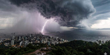 Toda Santa Catarina sob risco de temporais por baixa pressão