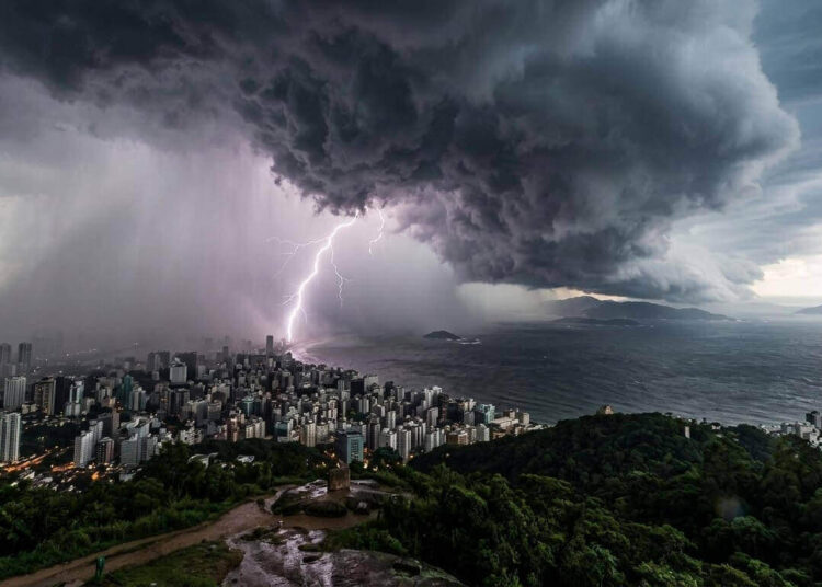 Toda Santa Catarina sob risco de temporais por baixa pressão