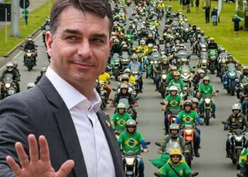 Flávio Bolsonaro anuncia motociata e encontro com apoiadores em SC