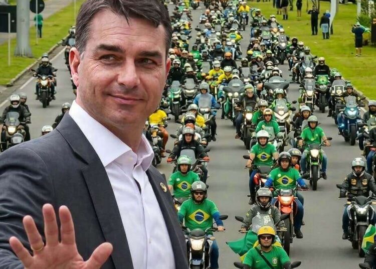 Flávio Bolsonaro anuncia motociata em SC